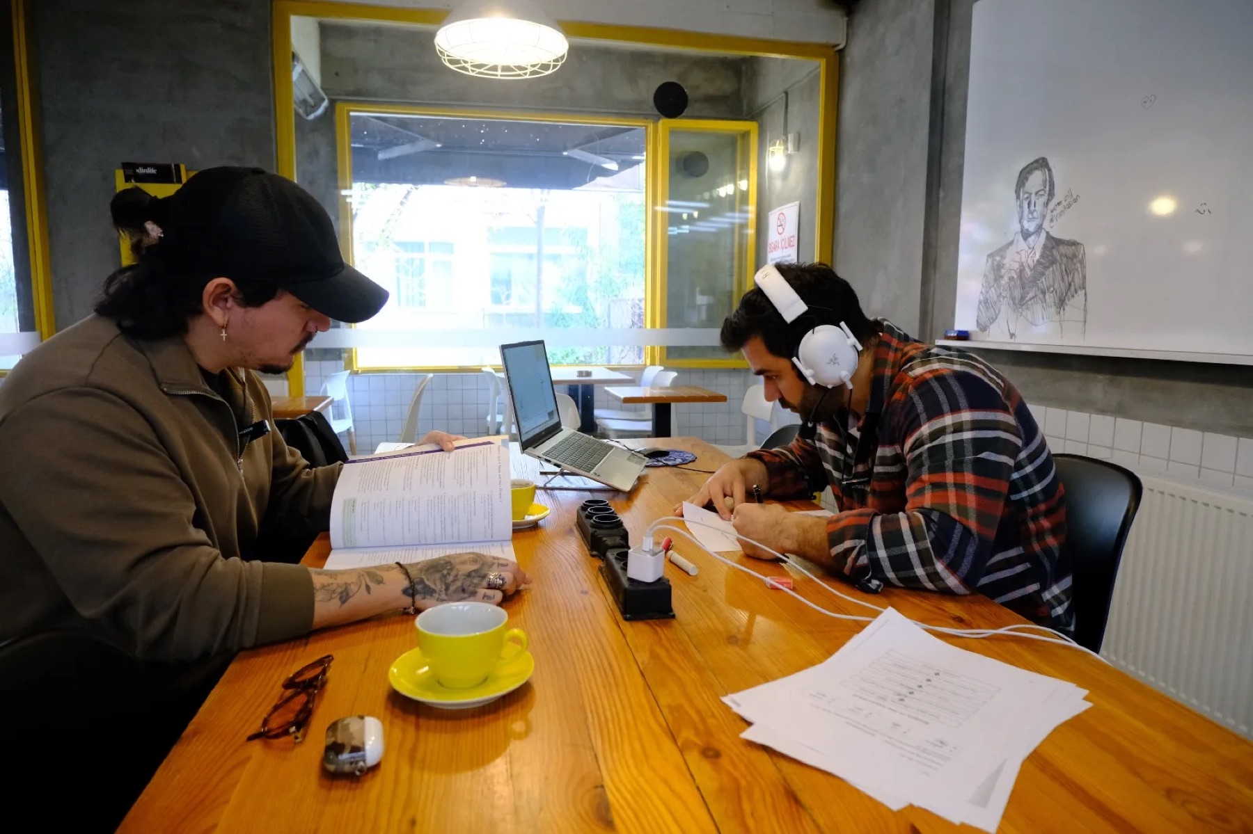 Students studying at Isla Lingua